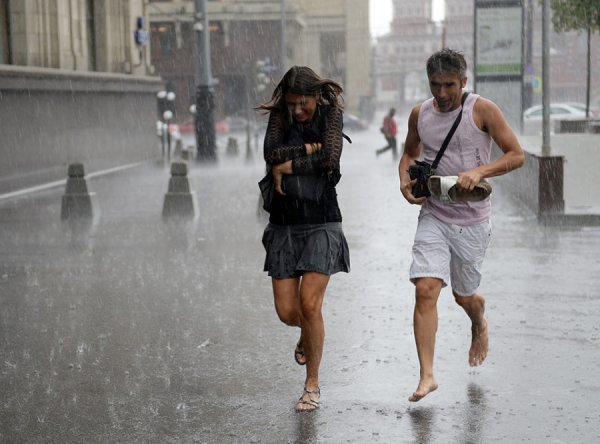 Человек бежит под дождем