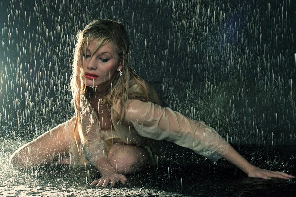 Мокрая девушка под дождём