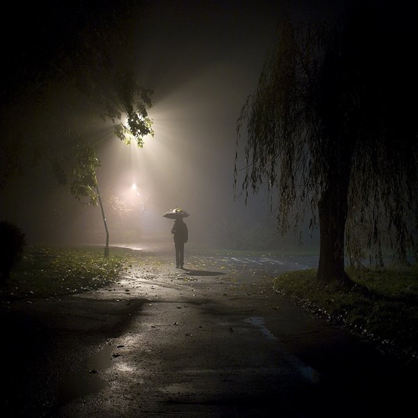 Одинокий человек под дождем