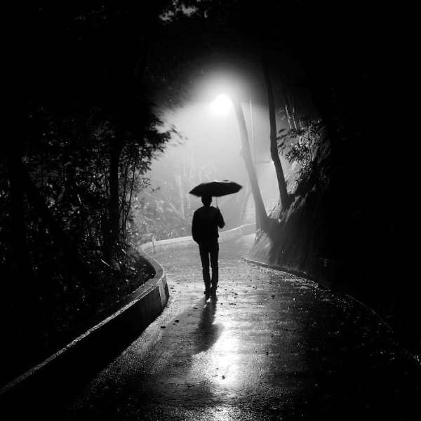 Силуэт уходящего мужчины