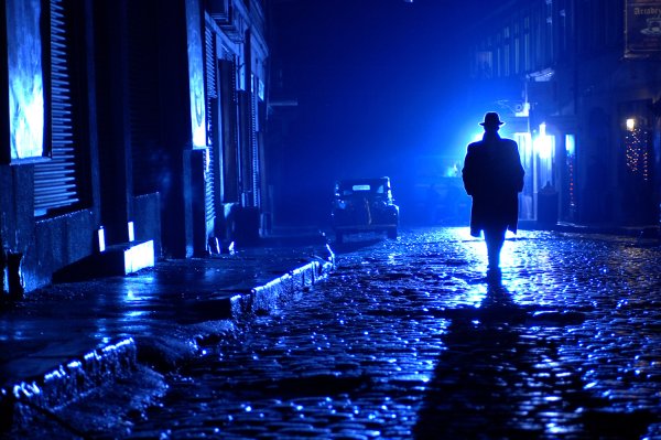 Человек в ночном городе