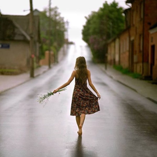 Девушка идет по дороге