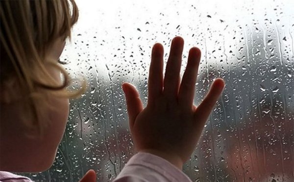 Дети за окном дождь
