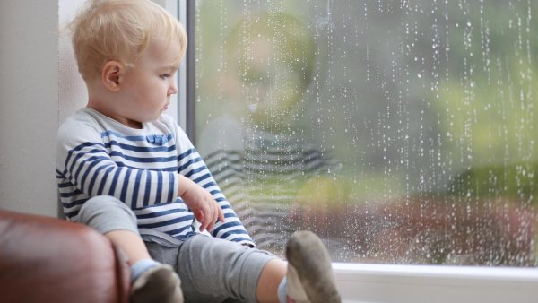 Ребенок у окна дождь