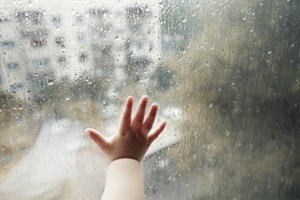 Ребенок у окна дождь