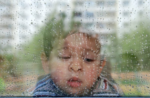 Ребенок у окна дождь