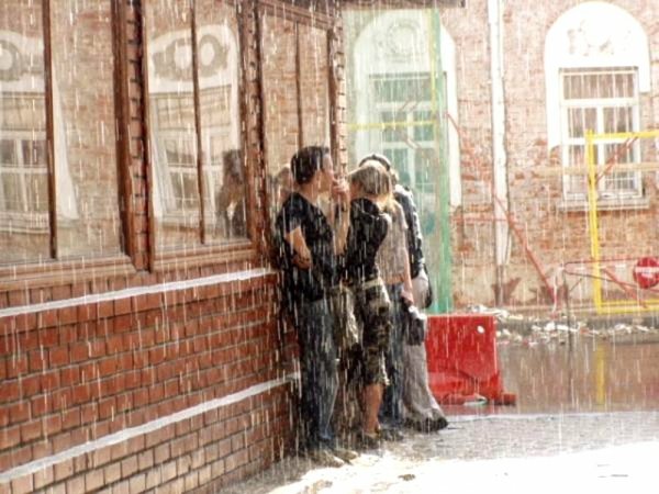 Под дождем у подъезда