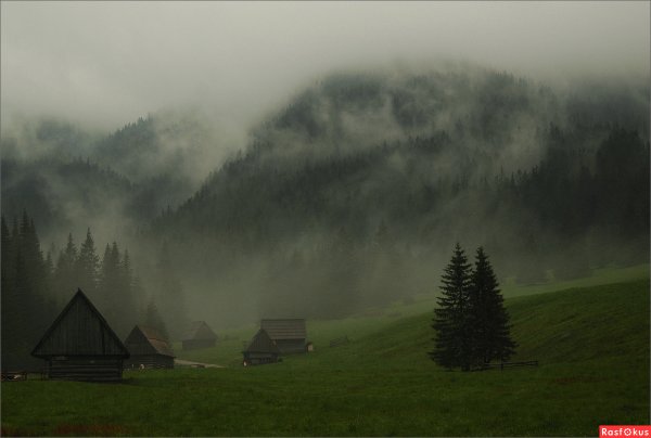 Село в горах в тумане