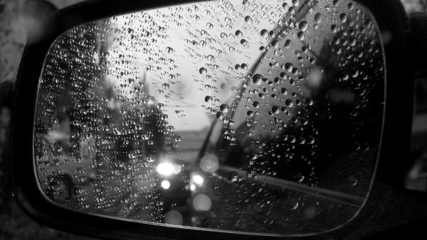 Дождливое окно машины