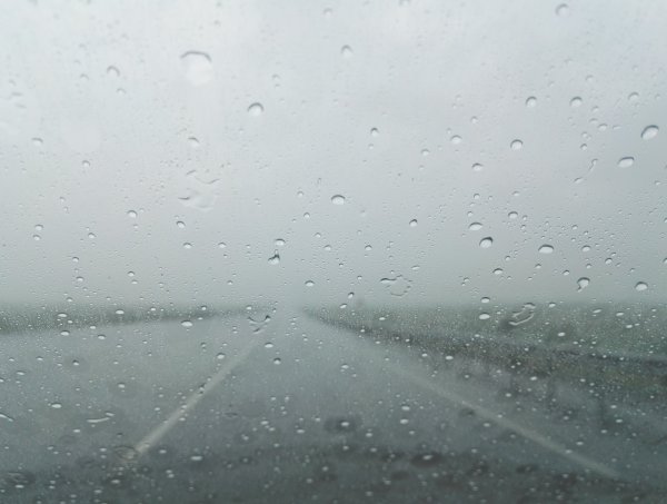 Дождливое окно машины