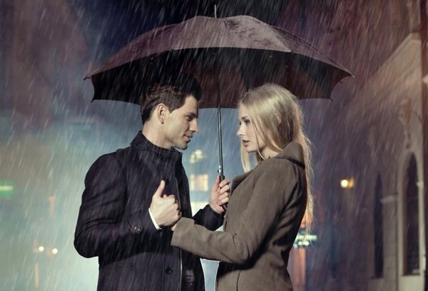 Парень и девушка под зонтом