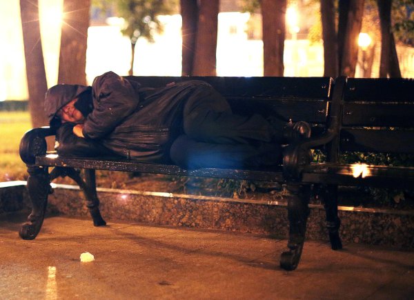 Человек на лавочке ночью