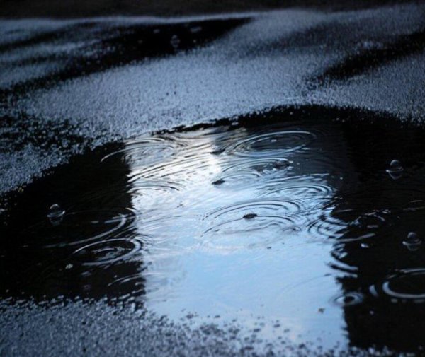Лужа на асфальте