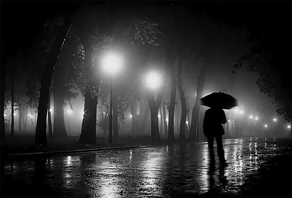 Одинокий человек под дождем