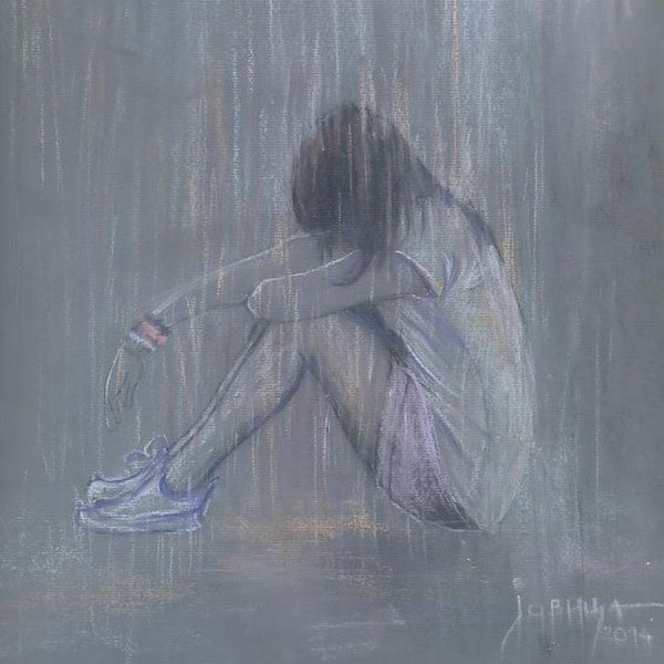 Лежит под дождем