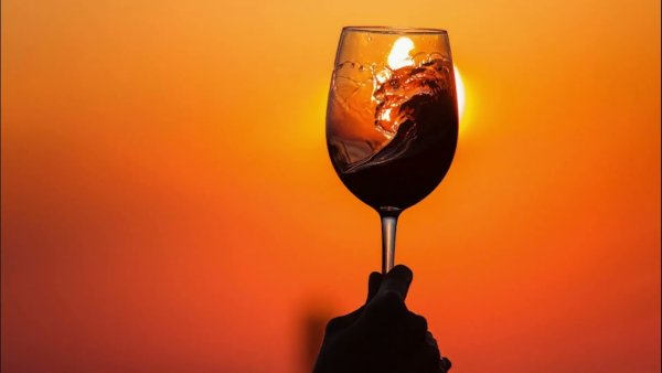 Бокал вина на солнце