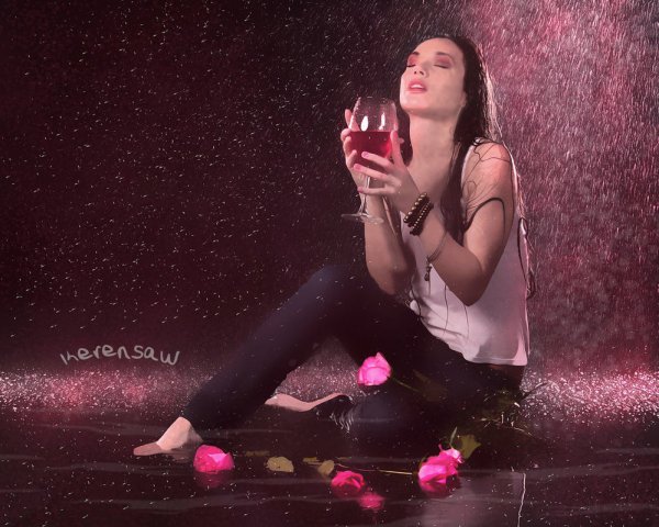 Грустная девушка с вином