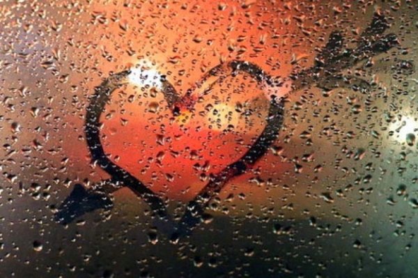 Сердечко на стекле в дождь