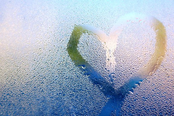 Сердечко на запотевшем стекле