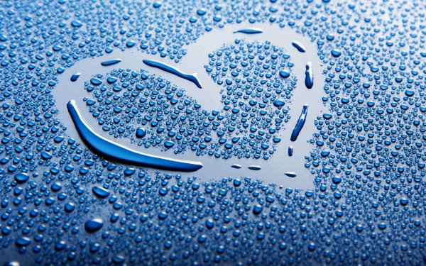 Сердечко на мокром стекле