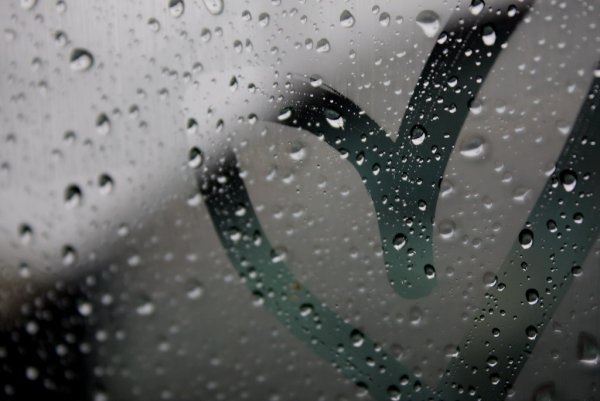 Сердечко на стекле машины