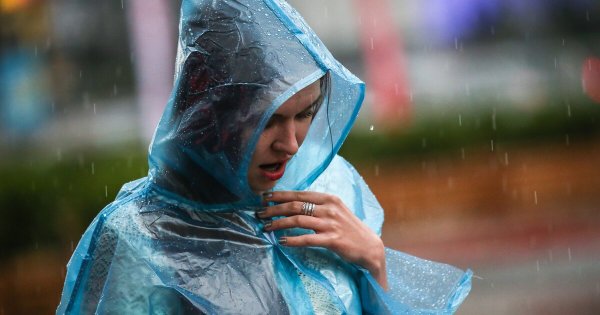 Человек в дождевике