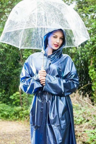 Девушки в плащах дождевиках