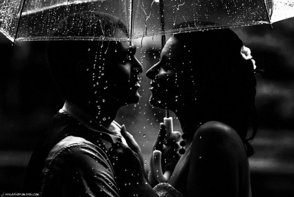 Парочка под дождем