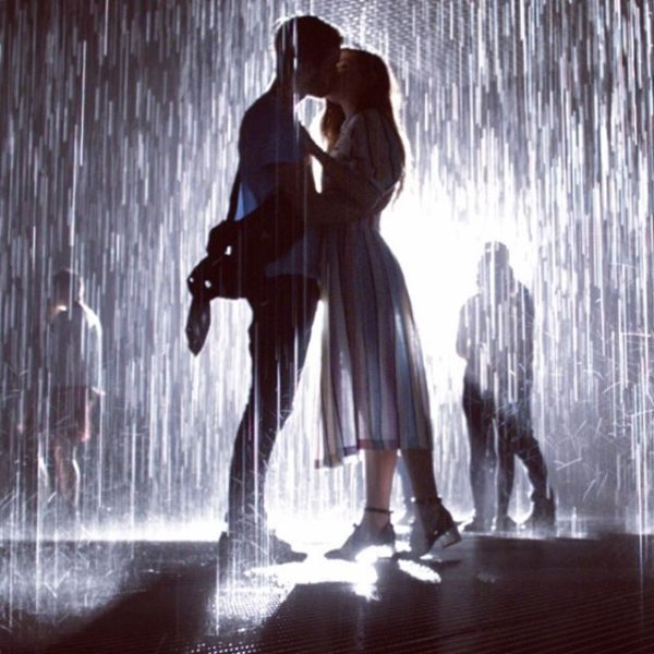 Парочка под дождем