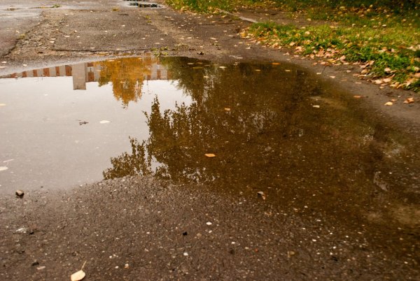 Лужа на дороге