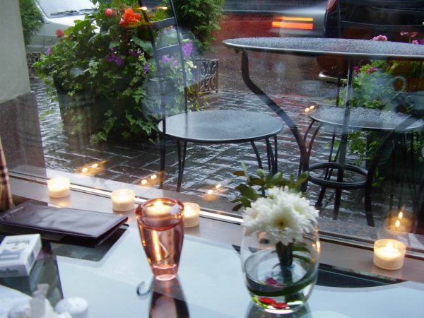 Вид из окна кафе в дождь