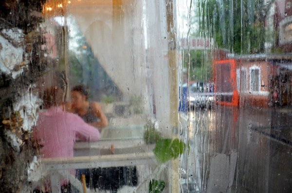 Дождь за окном кафе