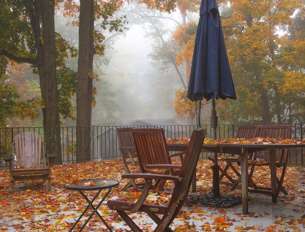 Веранда в осеннем саду