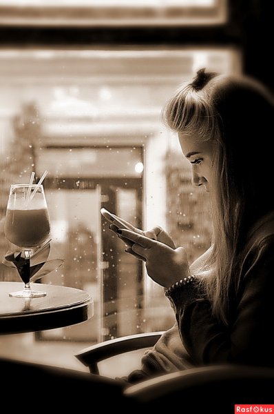 Девушка в кафе дождь