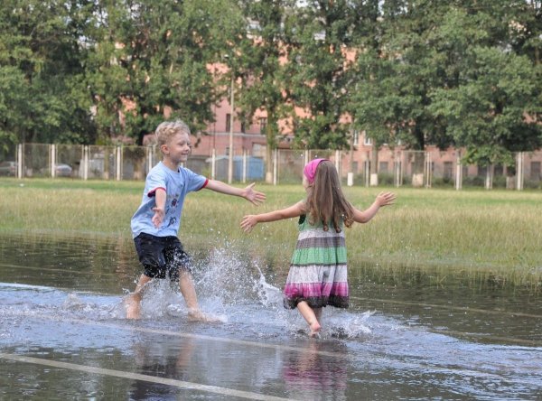 Дети под дождем летом