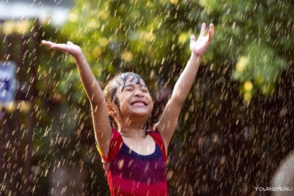 Девушка радуется дождю