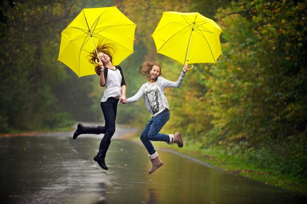 Подруги под зонтом