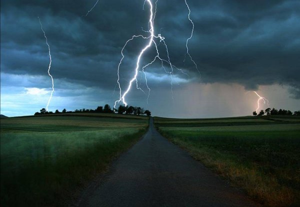 Молния в поле