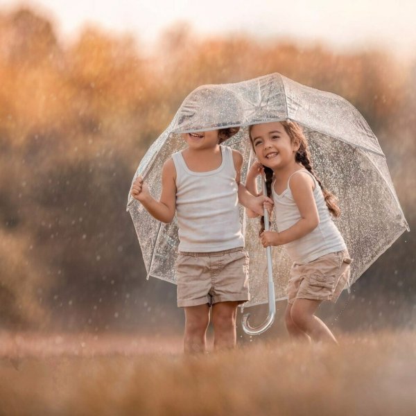 Дети под зонтом