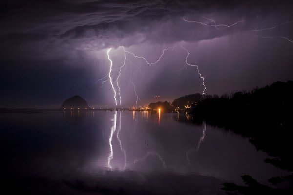 Молния над озером