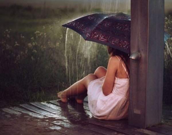 Одинокая девушка под дождем