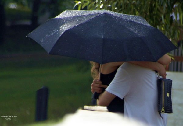 Парень и девушка под зонтиком