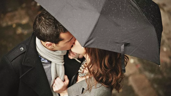 Парень и девушка под зонтом