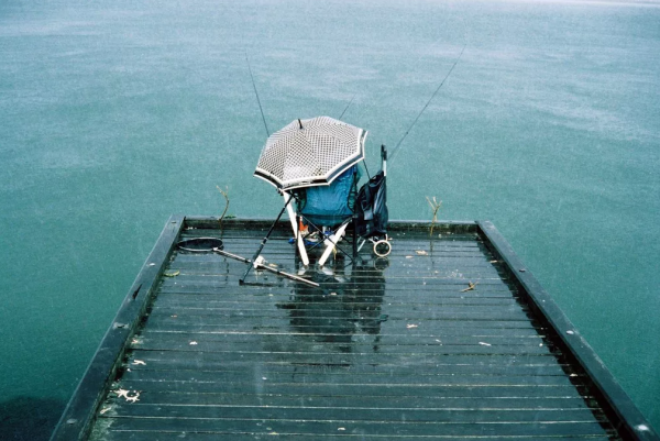 Рыбак под дождем