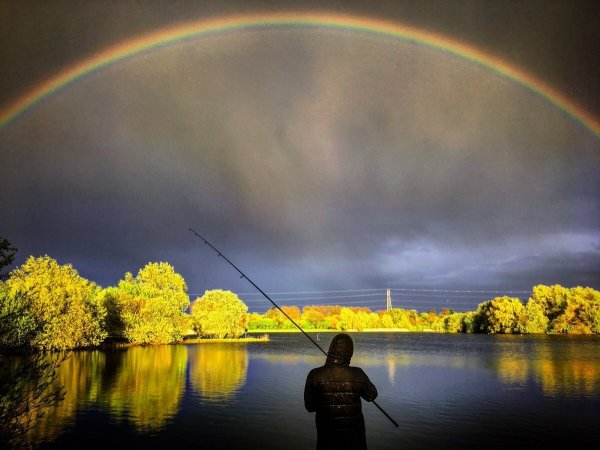 Рыбак под дождем