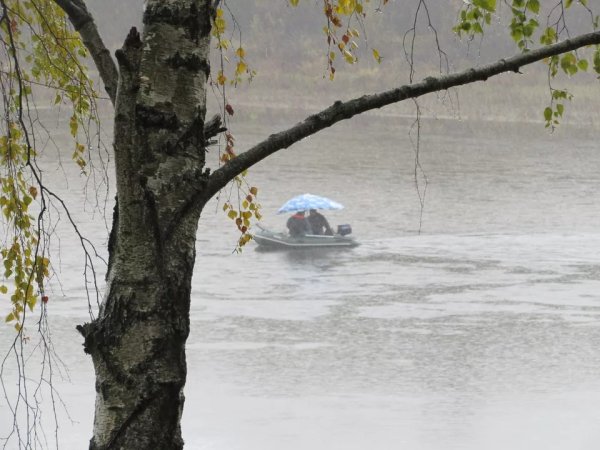 Рыбалка лодка дождь