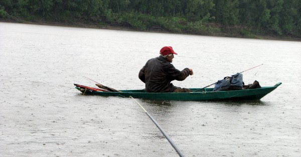 Рыбак дождь Псков