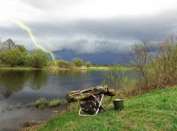 Лодка на реке дождь