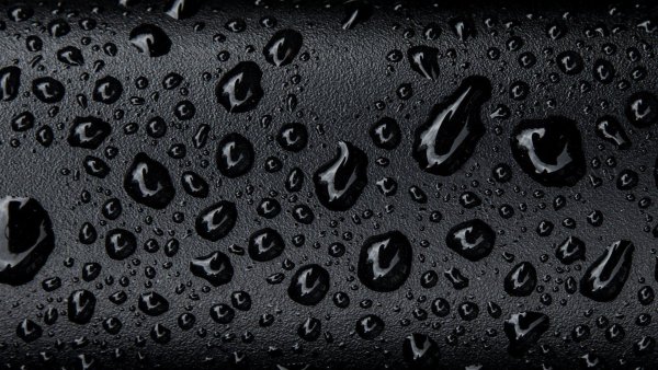 Капли на черной коже