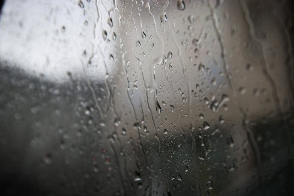 Следы дождя льда